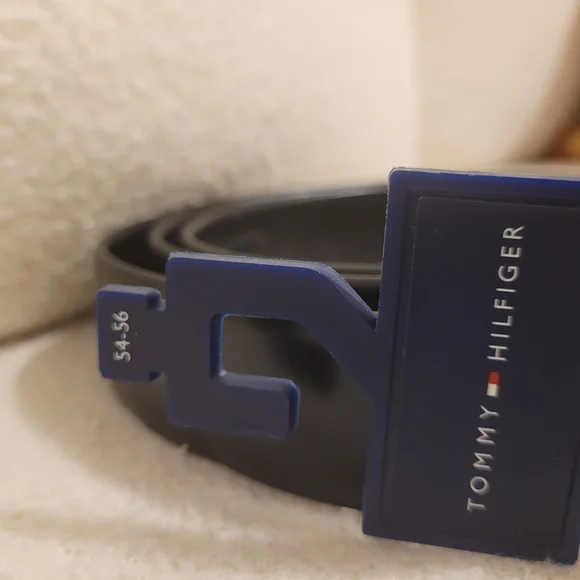 Tommy Hilfiger Black Leather Belt with Silver Buckle - Picture 3 of 3